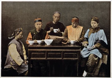 Kinesisk familjeätning - fotokrom, sent 1800-tal.