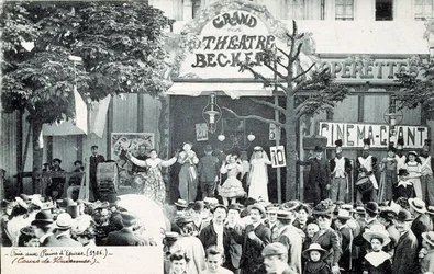 Cirkusföreställning framför Grand Theatre Becker i Paris 1906 (foto)