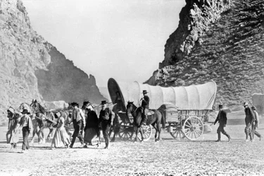 Täckt vagn och nybyggare som korsar väster ca. 1850