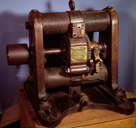 Dynamo-elektrisk maskin av typ Gram som producerar likström, realiserad 1877 av Sautter- och Lemonnierfabrikerna. 1877.