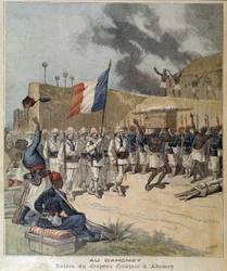 Ingången till den franska flaggan vid Abomey (Dahomey = Benin idag) - couv. "Den lilla tidskriften"" av 1892-12-10.