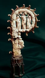 Biskopsstav av koppar, förgylld metall och elfenben med en framställning av Korsfästelsen. Omkring 1300. Paris, Nationalmuseet för medeltiden, Clunybaden