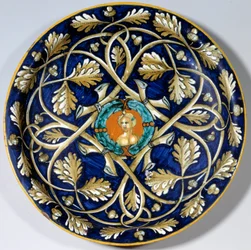 Fajans tallrik med kvinnlig byst. 1500-talets Paris. Musée du Louvren