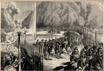Stora tidningen den 14 augusti: Kejsar Napoleon III (1808-1873), följt av hans stab korsar Tuilerierna i Paris. Hans son, den kejserliga prinsen Eugene Louis Joseph (1856-1879), är på hans högra sida. Gravyr i "The Universe illustrious"