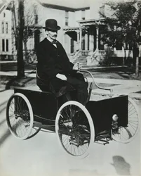 Henri Ford körde sin första bensinbil till gatorna i Detroit 1896 (kedjetransmission fyrhjuling), Privee Collection