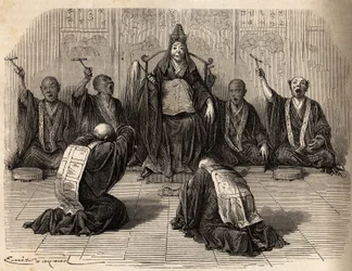 Högbuddhistisk präst som dyrkas, omgiven av sina lärjungar som rytmerar ritualen med gong och cymbaler. Gravyr för att illustrera resan till Japan 1863-1864, av Aime Humbert, minister för Schweiziska edsförbundet, i "Le tour du monde, nouveau journal"