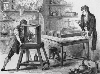 Humphry Davy bryter ner alkalierna med det voltaiska batteriet. I "Album de la Science", Éditions Jouvet