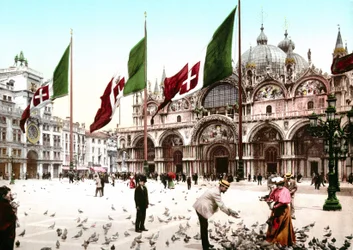 Illustration som föreställer Markusplatsen i Venedig. Fotokrom från slutet av 1800-talet.