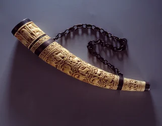 Ivory Oliver monteras på silver. 1050-1100. Paris, Louvren