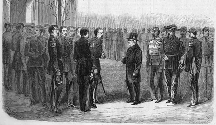 Januari 1873: Adolphe Thiers (1797-1877), fransk politiker, republikens president åtföljd av krigsministern och general Hartung besöker Ecole Polytechnique. Gravyr från 1873.