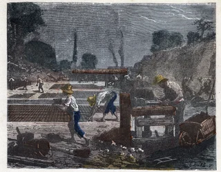 Tillverkning av en tegelsten på 1800-talet: formarbetaren fyller sin form med lerpasta, sedan lägger lärlingen tegelstenen på golvet för att torka den. Gravyr sent 1800-tal.