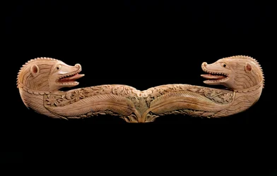 Orientalisk konst: tau de houlette (änden på herdepinne) med elfenbensdjurshuvuden. 1400-talets Paris, Armeniskt museum