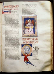 Sida av en upplyst bibel (Ms.723-Foglio 162r.) från början av 1100-talet. Dämpa. 52,8x38 cm Rom, Biblioteca Casanatense