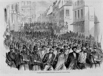 Att passera en kolonn av fångeuppror genom Paris, revolutionen 1848