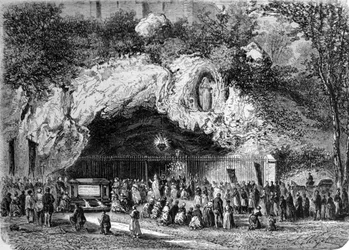 Pelerins framför den mirakulösa grottan Lourdes i Höga Pyrenéerna där Jungfrun visade sig för Bernadette Soubirous (1844-1879) 1858, nuvarande pilgrimsfärdsort. Gravyr av 1800-talet