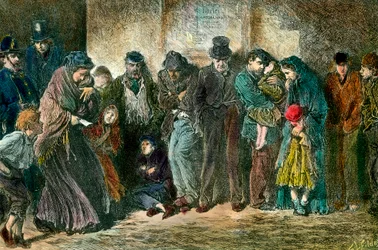 Fattigdom i London vid dörren till ett härbärge. Fattiga och hungriga familjer köar framför ett hem. Gravyr från 1869. Privat samling