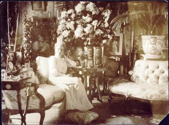 Prinsessan Zinaida Yusupova i familjevardagsrummet i Yusupovpalatset i S:t Petersburg