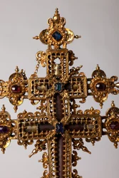 Relikviekors. Metallsmide med juveler. Ursprungsklostret (Saint-Amand Tournai, fd Elnone. 1500-talet. Detalj mitt på korset.