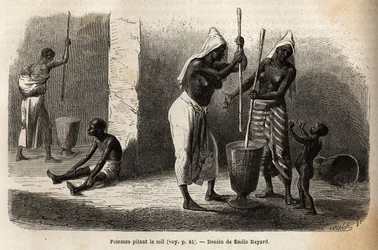 Scen i det dagliga livet: kvinnor som dunkar hirs, i Sekou (Niger), omgiven av barn. Gravyr för att illustrera resan till västra Sudan av löjtnant (marinen) M. Mage, 1863-1866, publicerad i "Le tour du monde, nouveau journal des voyages", under dir.
