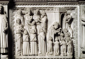 St Augustine ark med reliker av helgonet, detalj av reliefen som visar disputationen och dopet av St Augustine. Skulptur i marmor