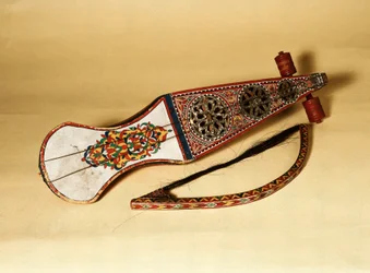 Stränginstrument; rabab (rubab, robab, rebab, rubob, rawap). Kommer från Nordafrika