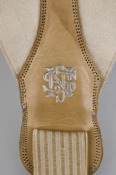 Hängslen, c.1880 (detaljvy), Broderad vit satin, läder, silver, Maker okänd