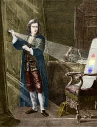 Den engelske fysikern Isaac Newton (1642-1727) delar upp ljus med ett glasprisma. Gravyr från 1880.