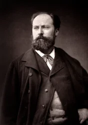 Konstnären Henri-Paul Motto fotograferad i samband med Parissalongen 1881
