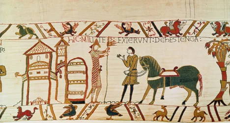 Porten till Hastings öppnas för normanderna att marschera mot Harold, Bayeux Tapestry (ullbroderi på linne)