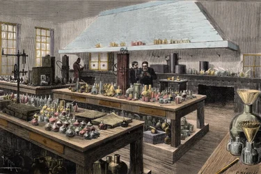 Louis Pasteurs (1822-1895) stora laboratorium, fransk kemist och biolog, vid École normale supérieure - Louis Pasteur i sitt laboratorium vid École normale supérieure - Gravyr av Meyer, 1884