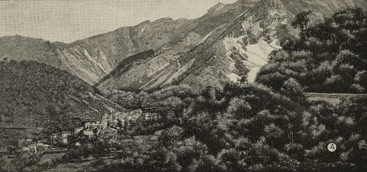Vy över Torano nära Carrara, Italien, i bakgrunden ett marmorbrott, gravyr efter ett fotografi av A Noak från L
