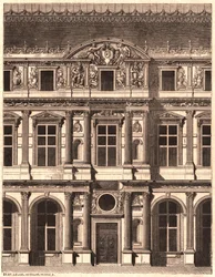Vy över en del av framsidan av gården till Louvren, Paris, Frankrike