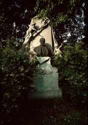 Utsikt över den österrikiske kompositören och dirigenten Franz von Suppes (1819-1895) grav på centralkyrkogården i Wien (Zentralfriedhof), Österrike