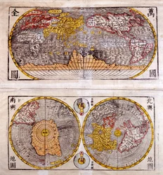 Kinesisk världskarta från 1700-talet: ovanför vy över norra och södra halvklotet, nedanför vy över Arktis (Nordpolen) och Antarktis (Sydpolen)