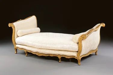 En Louis XV lit de repos, mitten av 1700-talet (förgyllt trä och sidendamast)
