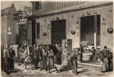 En bokhandel, med högar av böcker och läsare, i Yedo (eller Edo, dagens Tokyo), öppnade på en livlig gata. Gravyr för att illustrera resan till Japan, 1863-1864, av Aime Humbert, minister för Schweiziska edsförbundet, i "Le tour du monde, nouveau jou