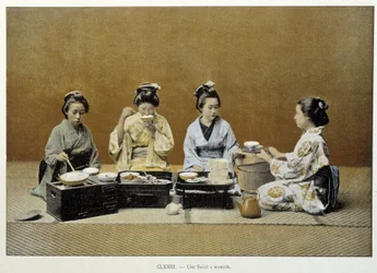 En matsal i Japan: kvinnor som äter ris med pinnar och en av dem serverar te - n.d. sent 1800-tal
