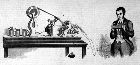 Den amerikanske uppfinnaren Samuel Finley Breese Morse (1791-1872) representerar bredvid sin telegraf. Gravyr av 1800-talet