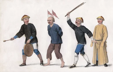 Åtal tas till domstol. För att fånga allmänhetens uppmärksamhet fästs röda flaggor på hans huvud och en man ringer med gongongen. Gravyr, i "The Punishments of the Chinese", London