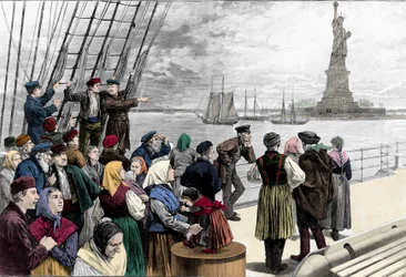 När familjer till emigranter anländer till hamnen i New York, är statyn av frihet synlig. Gravyr från "" Harper