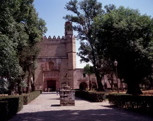 Art Mexico: utsikt över Augustinerklostret (klostret San Augustin Acolman) från 1571. Korset är gjort av Tequitquis inhemska konstnärer. Mexiko. Acolman