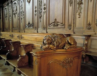 Barockarkitektur: trästall som föreställer ett lejon, attribut för evangelisten Sankt Markus. Kör (1700-talet) av St. Stefanskyrkan. Invändig vy. Marmoutier, Bas Rhin (67).