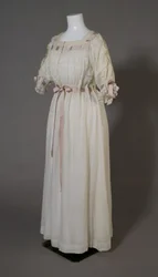 Bertha Palmers nattlinne, ca 1880 (snett framifrån), vit bomull, spetsar, broderier och sidenband.