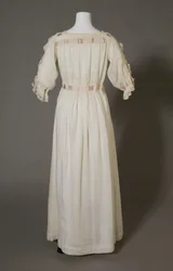 Bertha Palmers nattlinne, ca 1880, vit bomull, spetsar, broderier och sidenband.