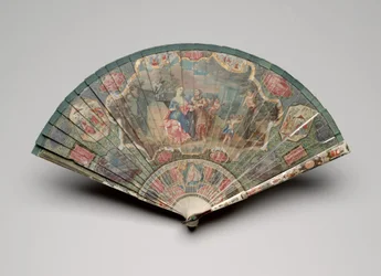 Brisé-fläkt med spåkvinna och chinoiserie-motiv, ca 1700-25 (gouache på elfenbensblad, sidenband, sköldpadda, klistrade ädelstenar och mässingsögla)