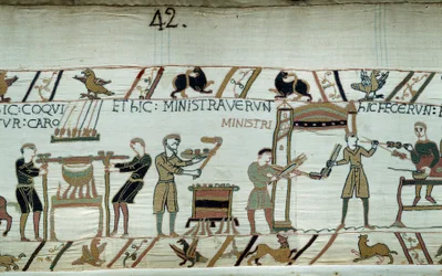 Erövring av England av hertigen av Normandie Vilhelm Erövraren (1027-1087) 1066: förberedelse av festen för hertigen och hans rustningar före slaget vid Hastings, köttet steks, tjänarna förbereder fjäderfän Detalj av gobelängen av Bayeux o