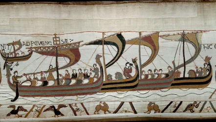 Erövring av England av den normandiska hertigen William the Conquerant (1027-1087) 1066: den normandiska flottan närmar sig den engelska kusten vid Pevensey. Detalj av Bayeuxtapeten eller broderi av drottning Mathilde