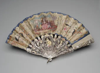 Fällbar fläkt med uppvaktningsscen, ca 1770-80 (gouache på dubbla sidenblad, paljetter i mässing, pärlemor, förgyllning & mässingsögla)