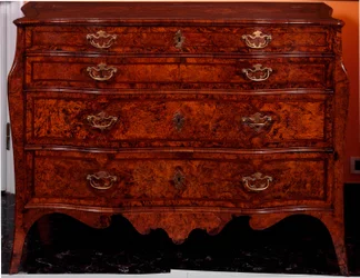 Möbler: byrå av cederträ. 1735-1745 ca. Dämpa. 97x137x68 cm Privat samling