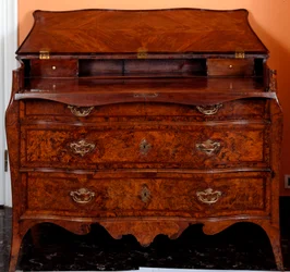 Möbler: byrå av cederträ. 1735-1745 ca. Dämpa. 97x137x68 cm Privat samling